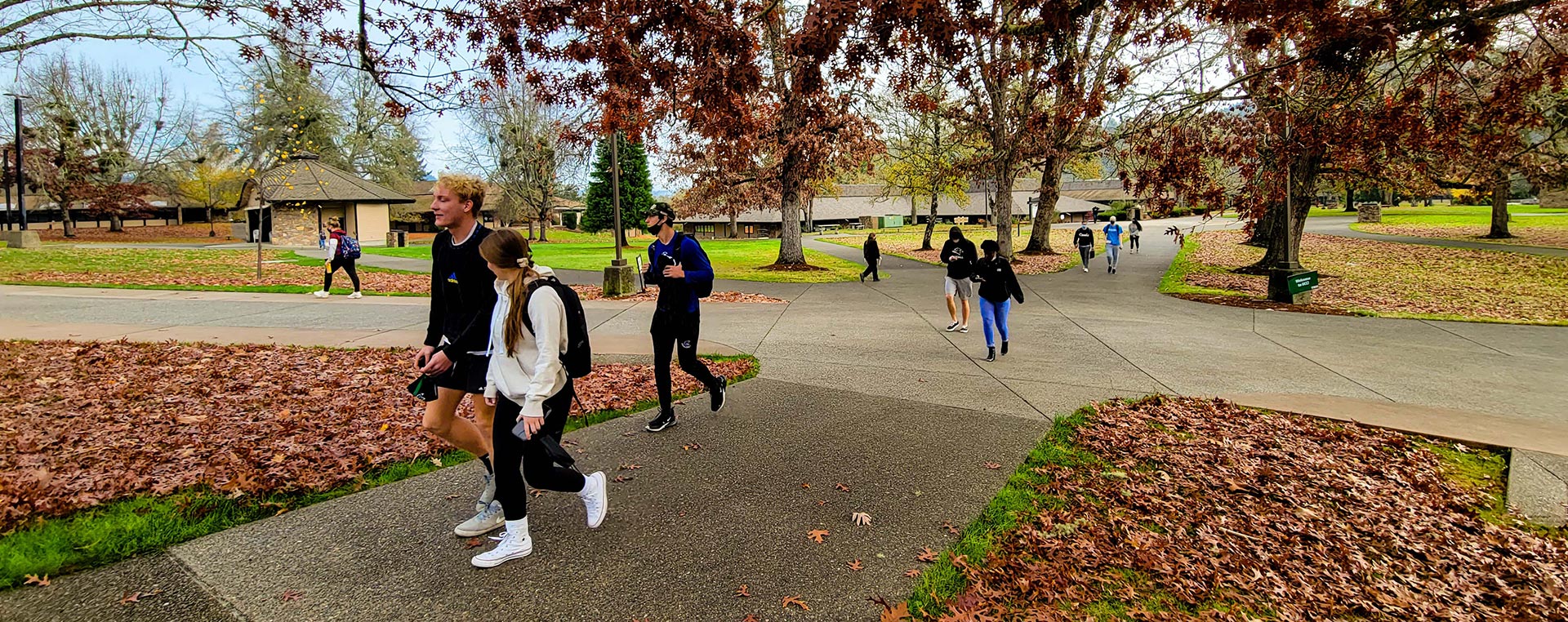 学生在UCC校园的建筑物之间行走